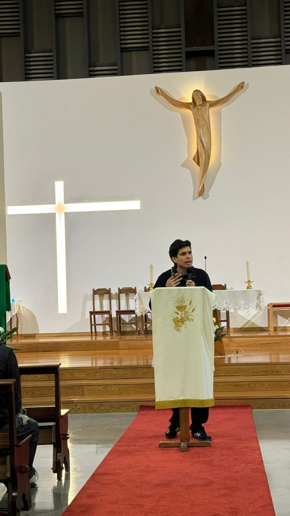 Uma imagem com mobília, vestuário, pessoa, interior

Os conteúdos gerados por IA podem estar incorretos.