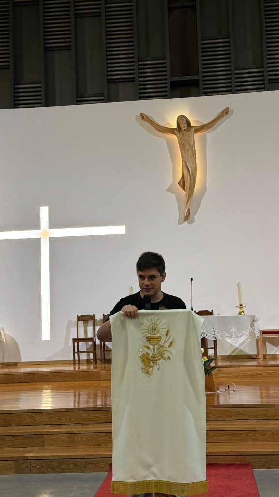 Uma imagem com local de adoração, adoração, pessoa, vestuário

Os conteúdos gerados por IA podem estar incorretos.