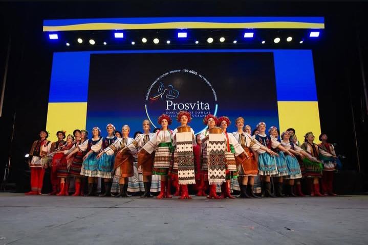 Uma imagem com pessoa, vestuário, Teatro, palco

Os conteúdos gerados por IA podem estar incorretos.