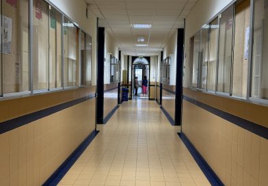 Entre turnos e aulas: o preço invisível de estudar enquanto se trabalha