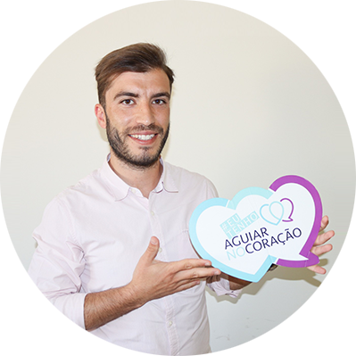 Senhor de camisa branca a segurar um coração