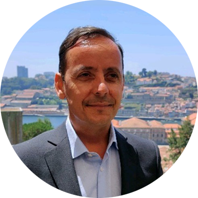 Senhor de fato e camisa