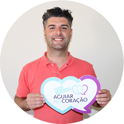 Senhor de camisola vermelha a segurar um coração